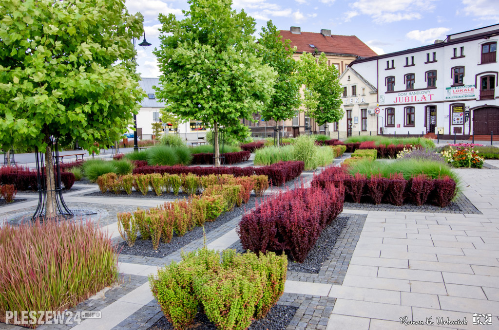 Piękny koniec lata na Placu Powstańców w Pleszewie