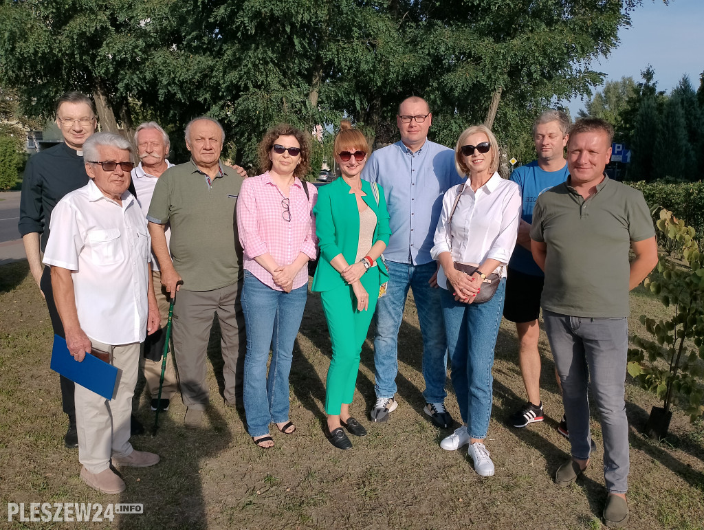 Posadzili dąb półwiecza. Jedyny taki w Pleszewie