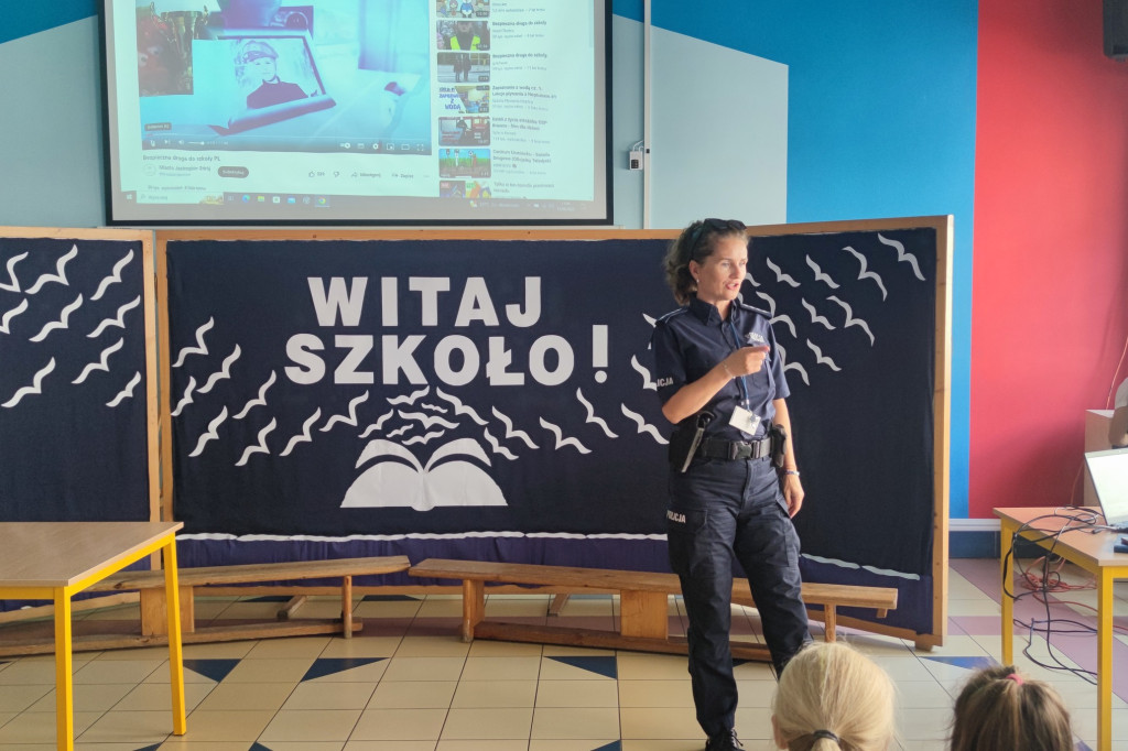 Policjanci uczą jak zachowywać się na drodze