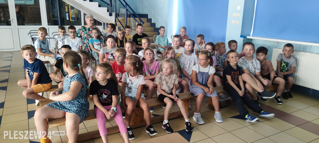 Policjanci uczą jak zachowywać się na drodze