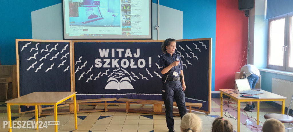 Policjanci uczą jak zachowywać się na drodze