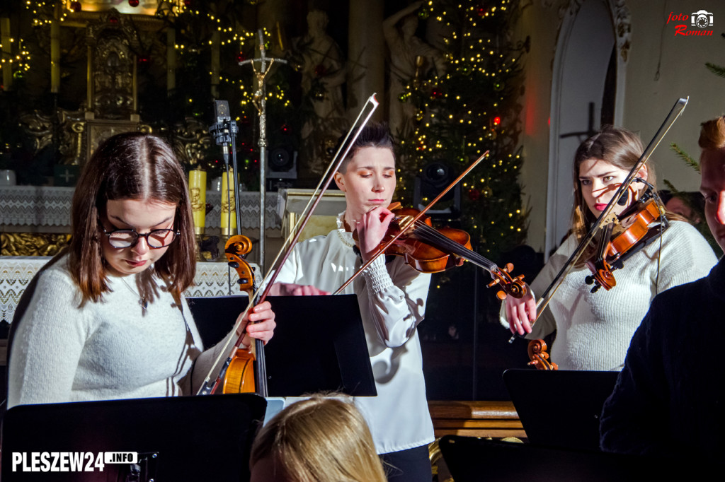 Koncert scholi w pleszewskiej farze