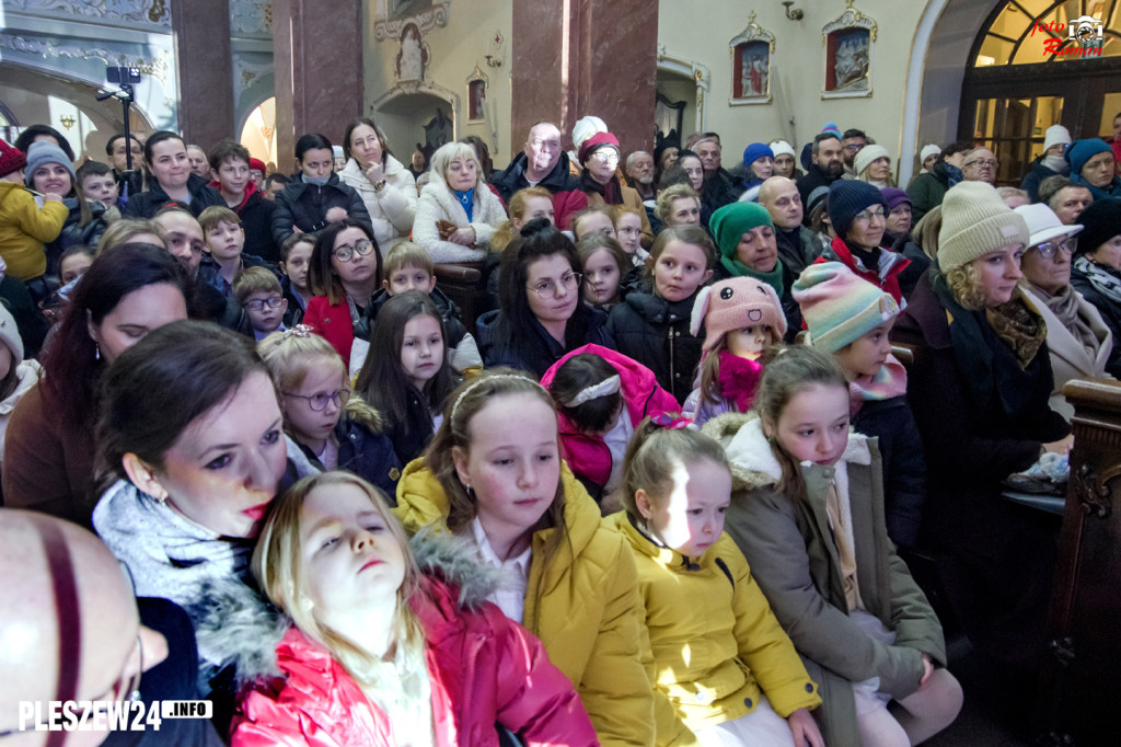 Koncert scholi w pleszewskiej farze