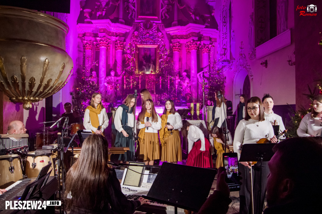 Koncert scholi w pleszewskiej farze