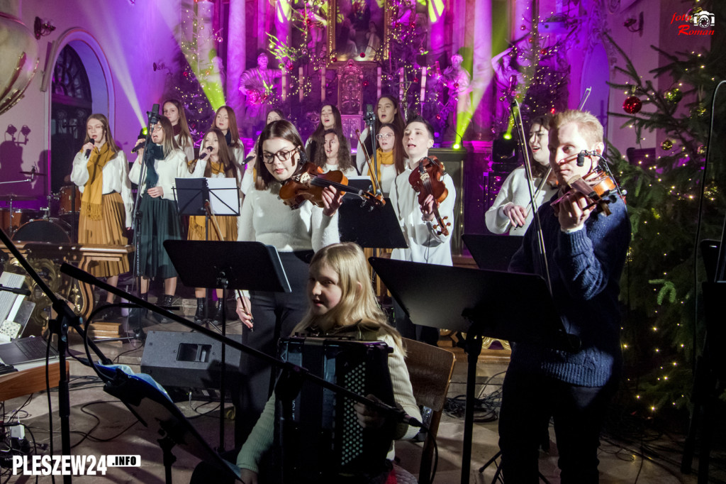 Koncert scholi w pleszewskiej farze