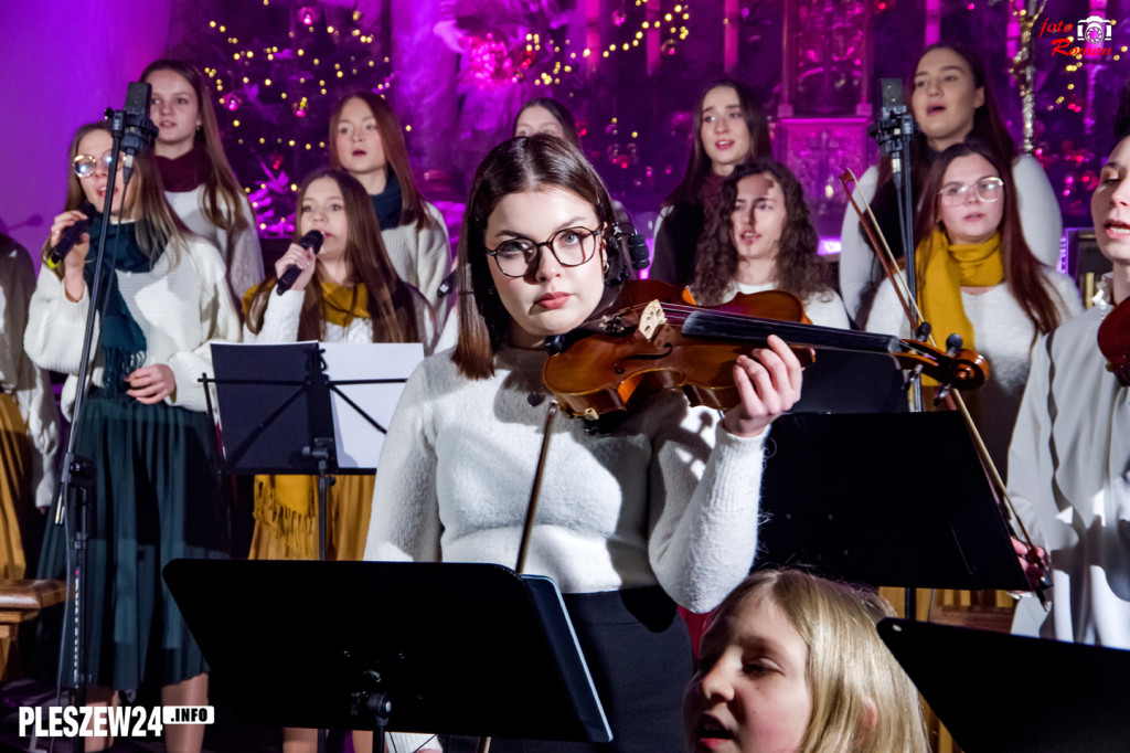 Koncert scholi w pleszewskiej farze