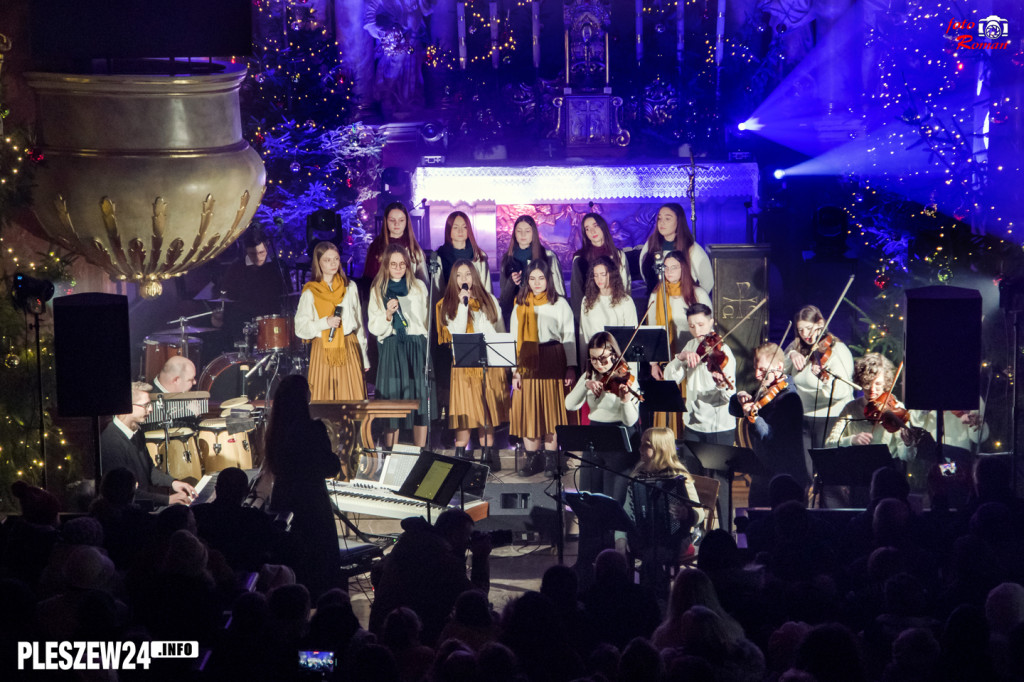 Koncert scholi w pleszewskiej farze