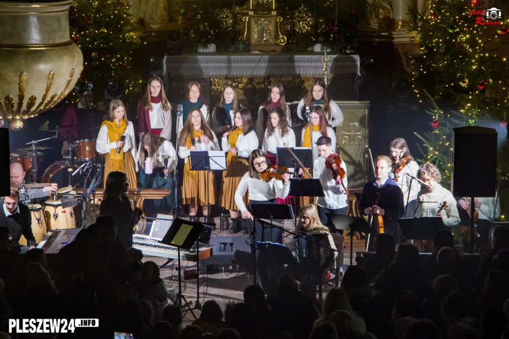 Koncert scholi w pleszewskiej farze