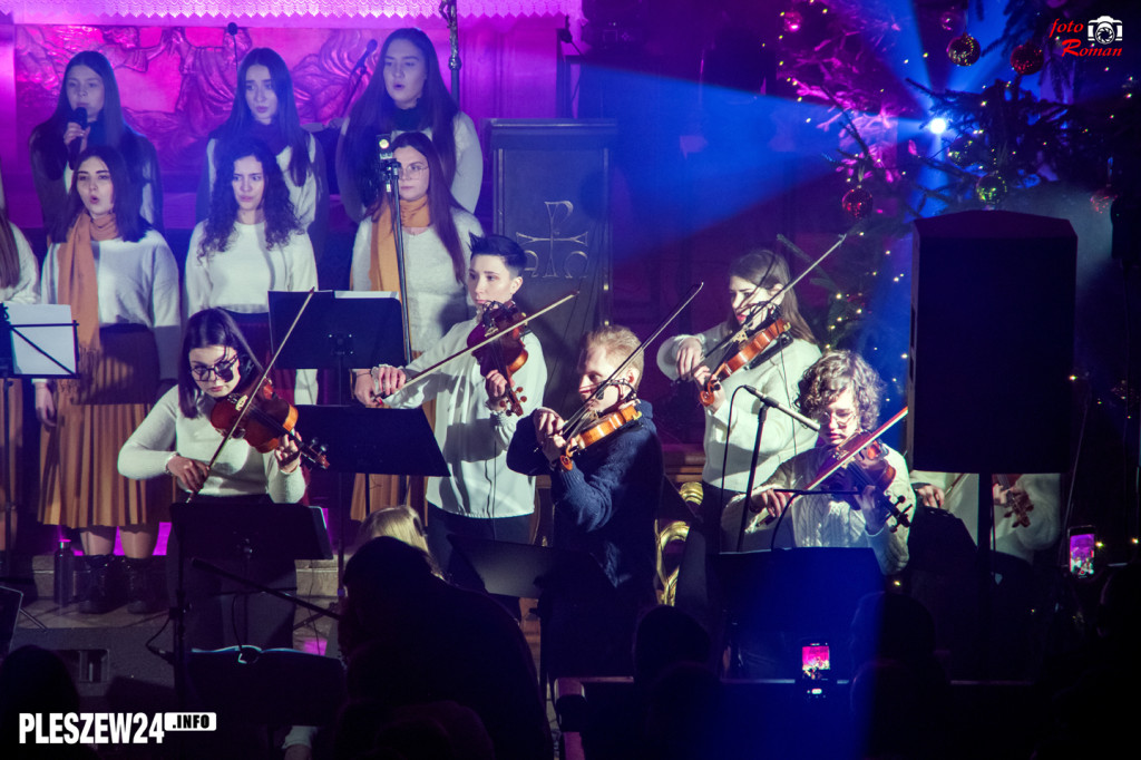 Koncert scholi w pleszewskiej farze