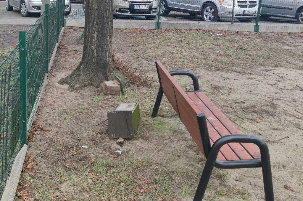 Zrzucone budki dla ptaków przy Osiedlowej