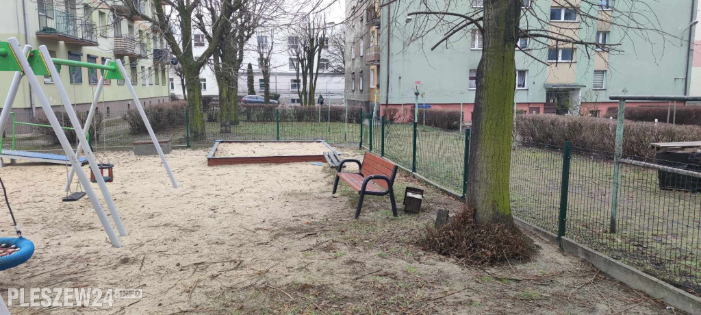 Zrzucone budki dla ptaków przy Osiedlowej