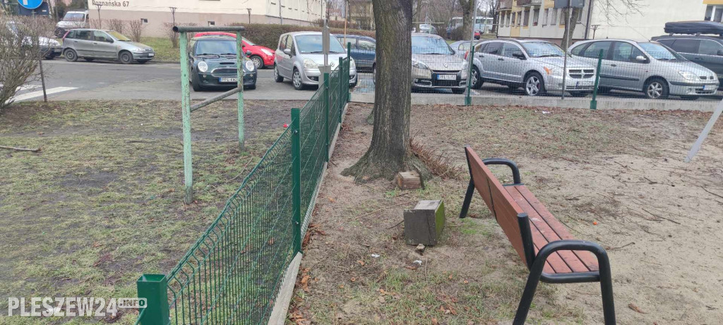 Zrzucone budki dla ptaków przy Osiedlowej