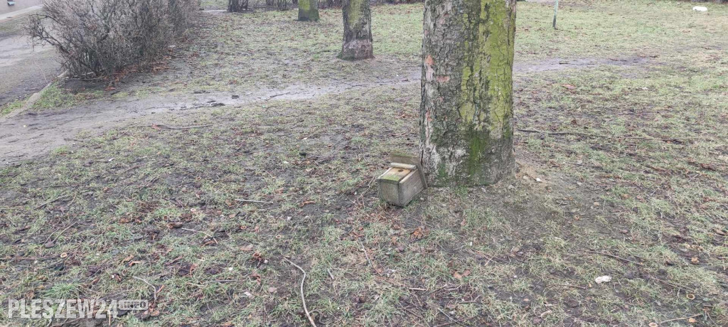 Zrzucone budki dla ptaków przy Osiedlowej