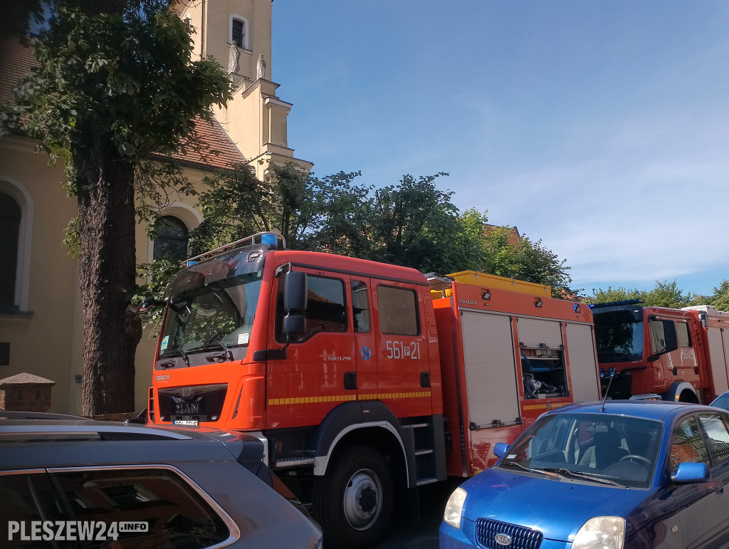 Straż pożarna w akcji przy pleszewskiej Farze