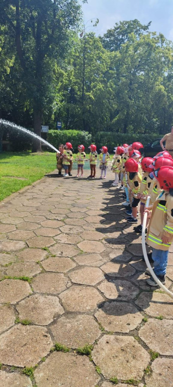 Tulipanki z przedszkola Słonecznego u strażaków