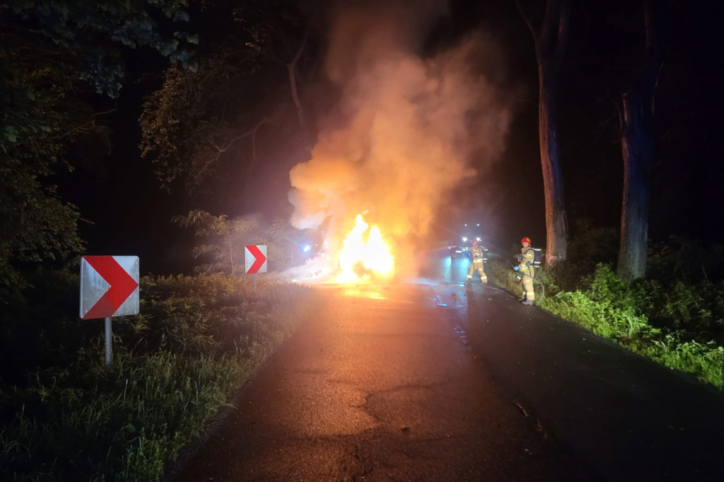 Nocny pożar samochodu