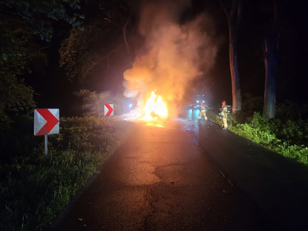 Nocny pożar samochodu