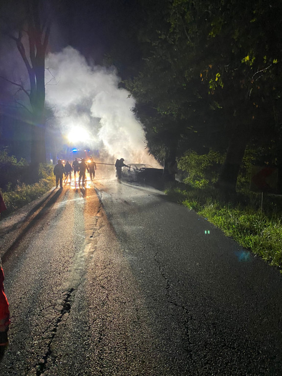 Nocny pożar samochodu