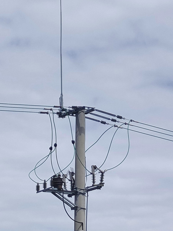 Pożar na słupie energetycznym