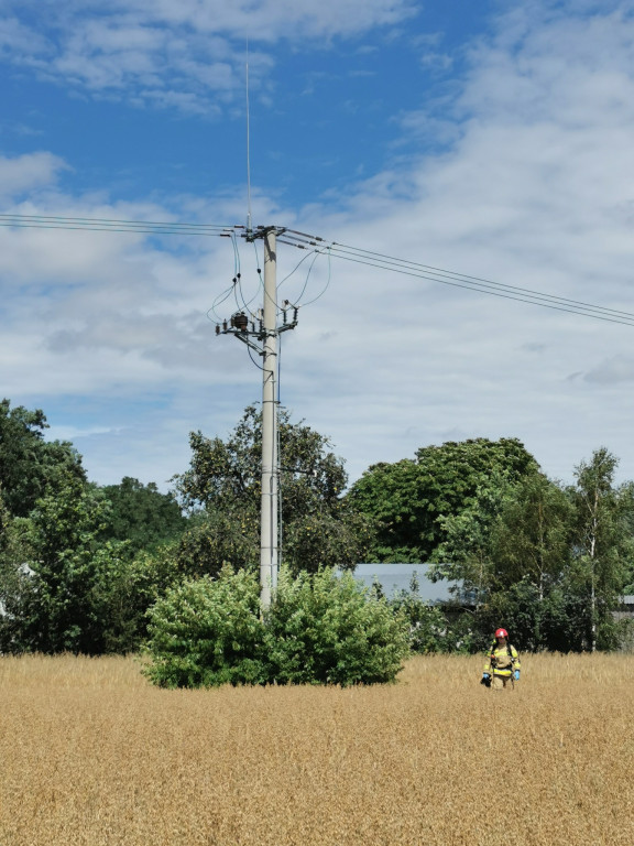 Pożar na słupie energetycznym