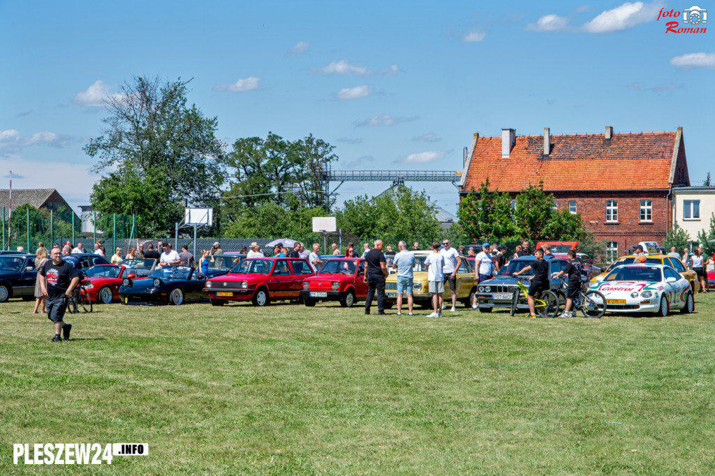 Wystawa samochodów w Tursku