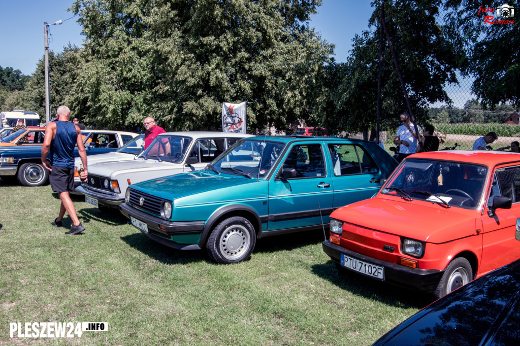 Wystawa samochodów w Tursku