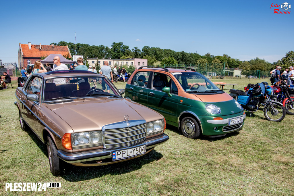 Wystawa samochodów w Tursku