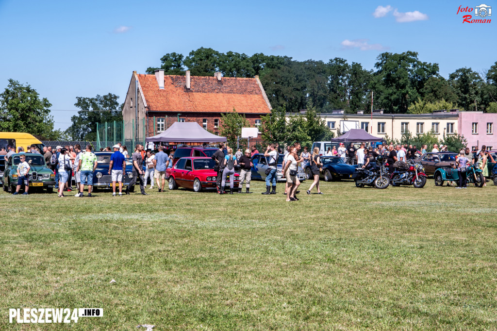 Wystawa samochodów w Tursku