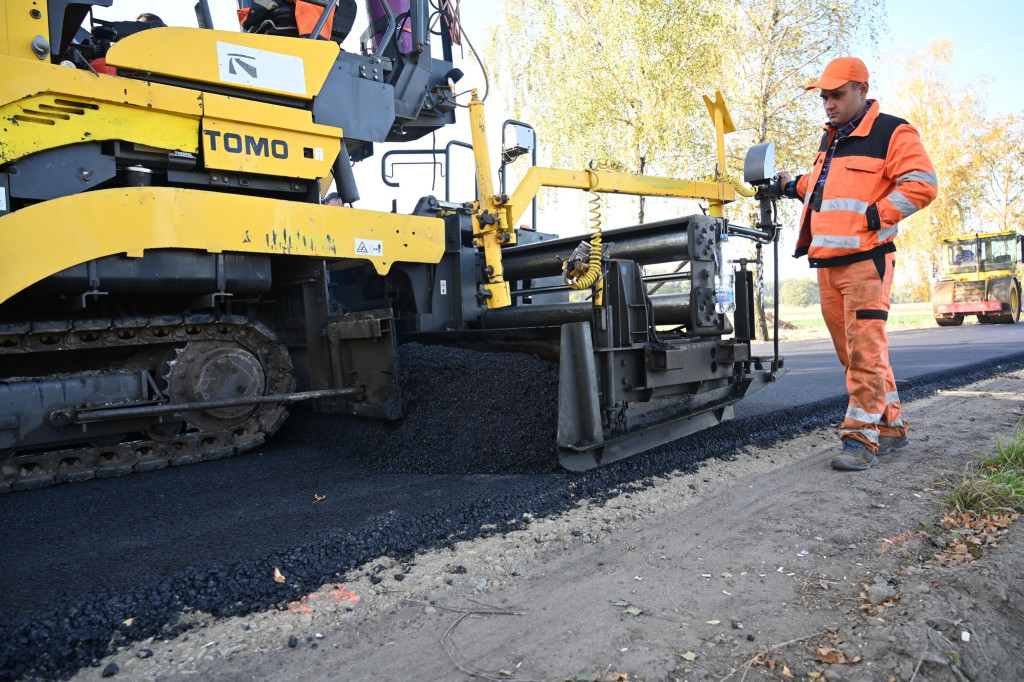 Prace drogowe na drodze powiatowej