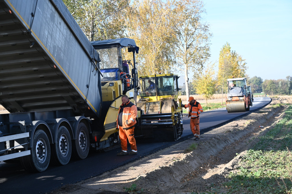 Prace drogowe na drodze powiatowej