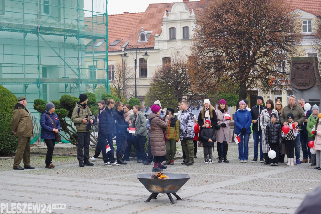 Wspólne śpiewanie Hymnu na Rynku w Pleszewie