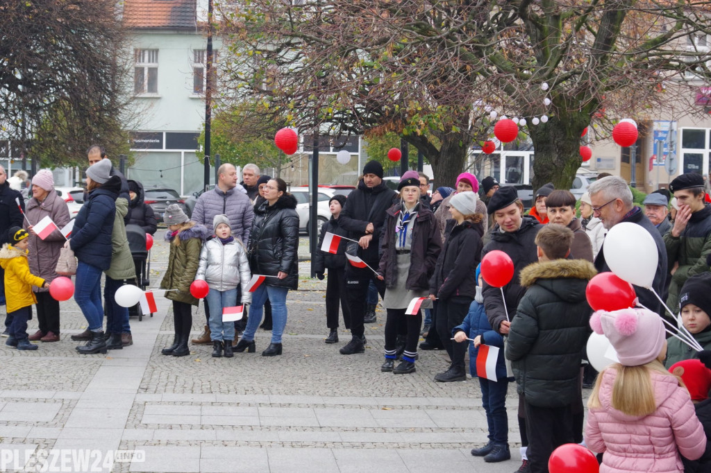 Wspólne śpiewanie Hymnu na Rynku w Pleszewie