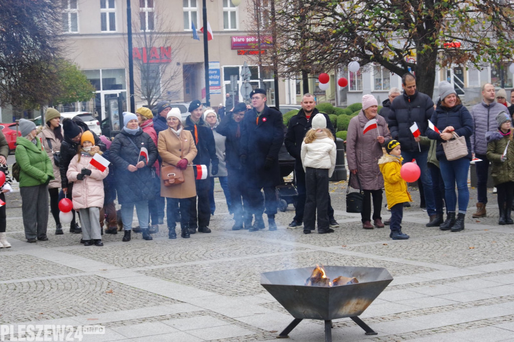 Wspólne śpiewanie Hymnu na Rynku w Pleszewie