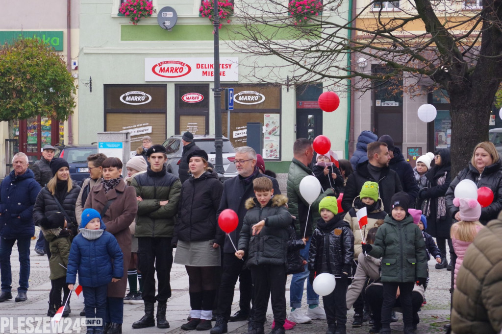 Wspólne śpiewanie Hymnu na Rynku w Pleszewie