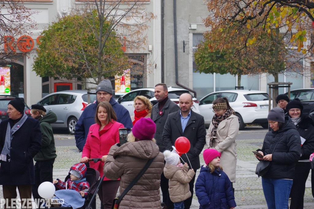 Wspólne śpiewanie Hymnu na Rynku w Pleszewie