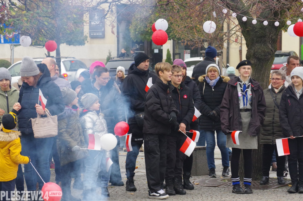 Wspólne śpiewanie Hymnu na Rynku w Pleszewie