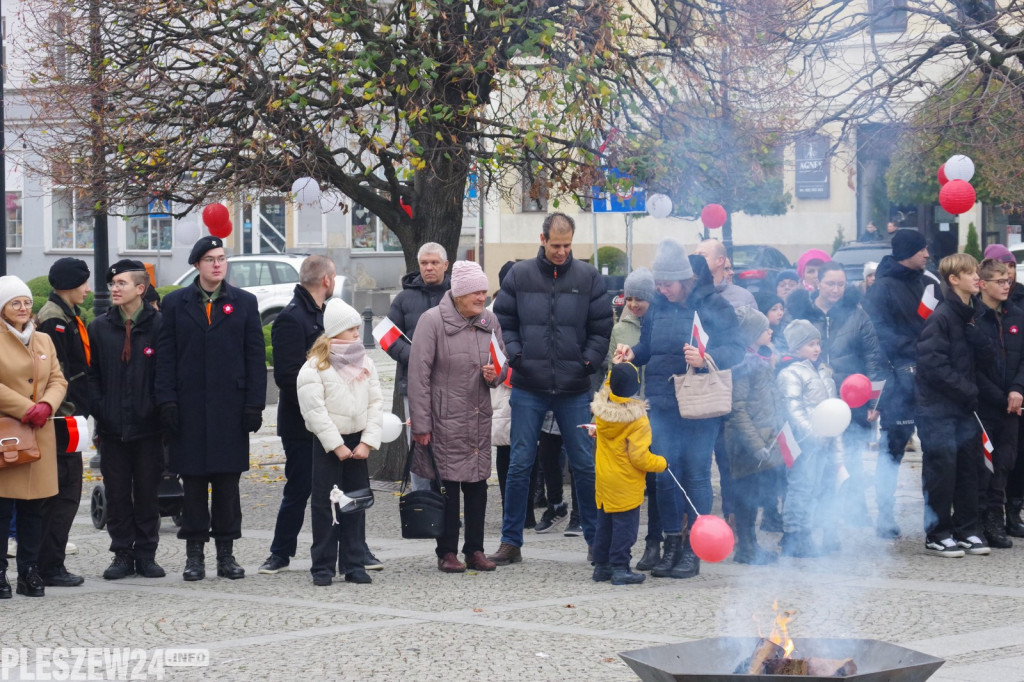 Wspólne śpiewanie Hymnu na Rynku w Pleszewie