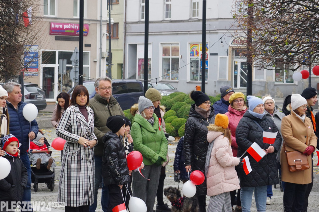 Wspólne śpiewanie Hymnu na Rynku w Pleszewie