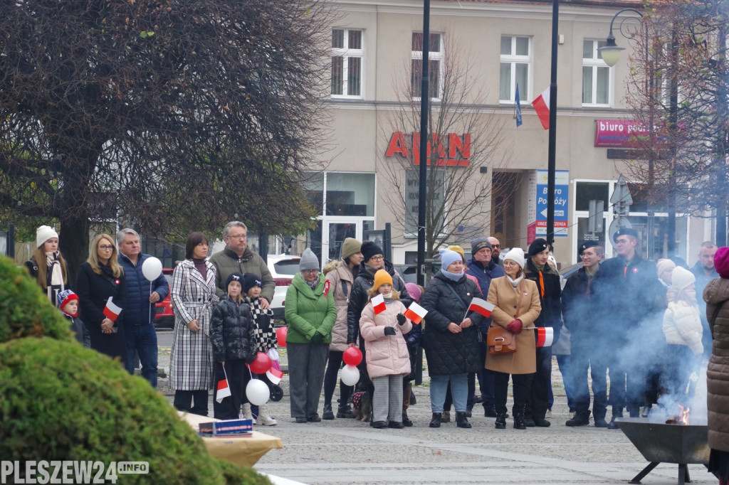 Wspólne śpiewanie Hymnu na Rynku w Pleszewie