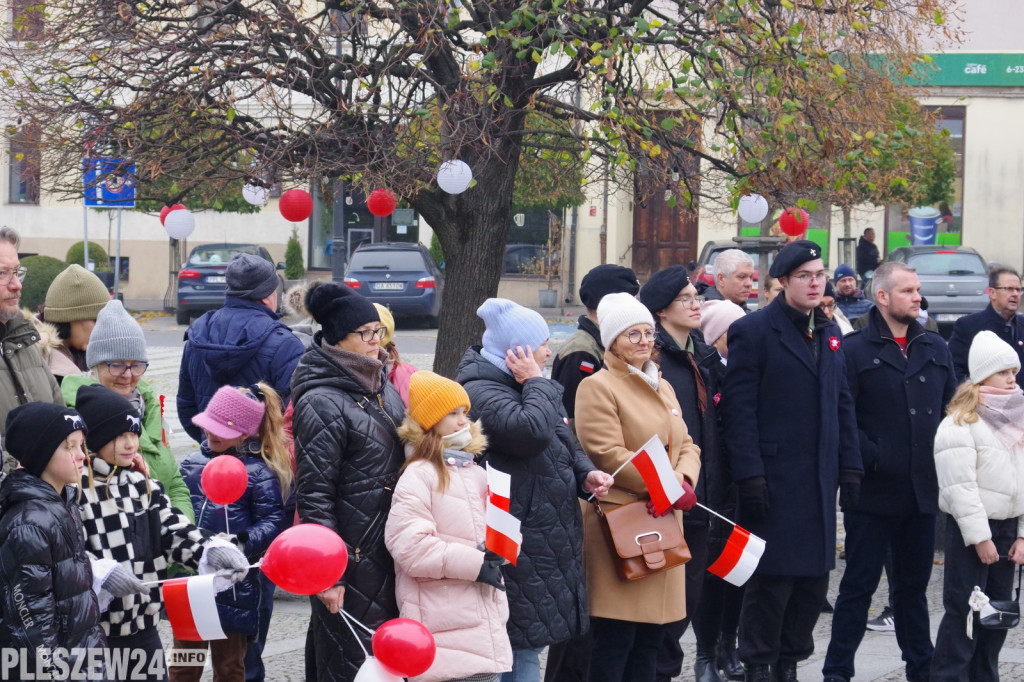 Wspólne śpiewanie Hymnu na Rynku w Pleszewie