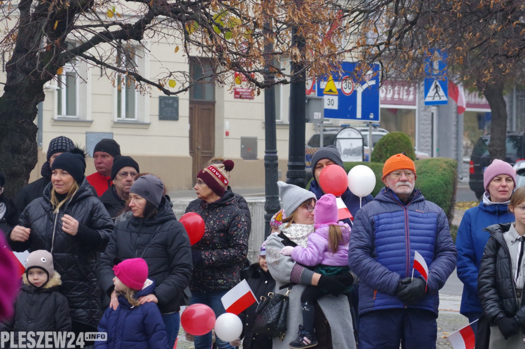 Wspólne śpiewanie Hymnu na Rynku w Pleszewie