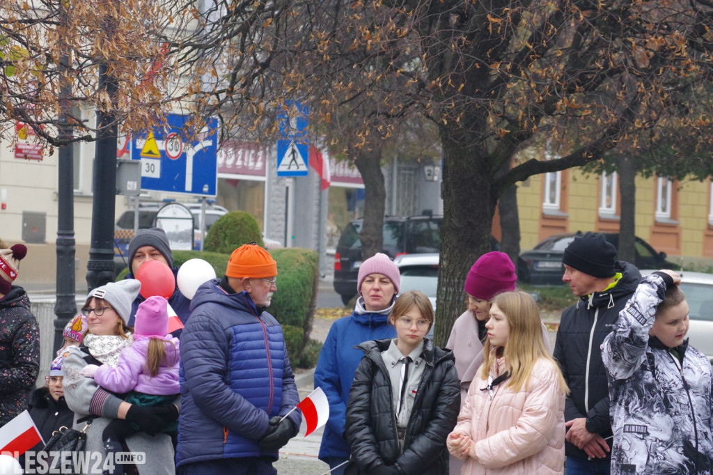 Wspólne śpiewanie Hymnu na Rynku w Pleszewie