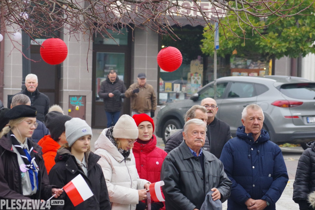 Wspólne śpiewanie Hymnu na Rynku w Pleszewie