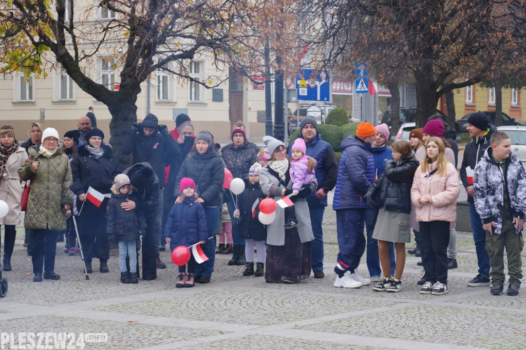 Wspólne śpiewanie Hymnu na Rynku w Pleszewie