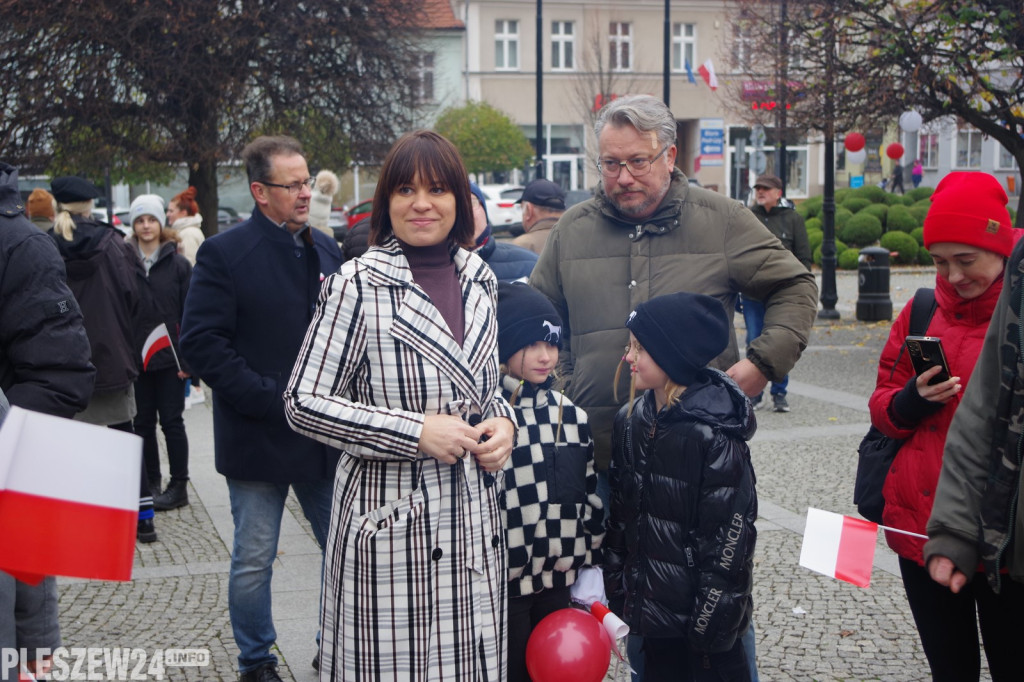 Wspólne śpiewanie Hymnu na Rynku w Pleszewie