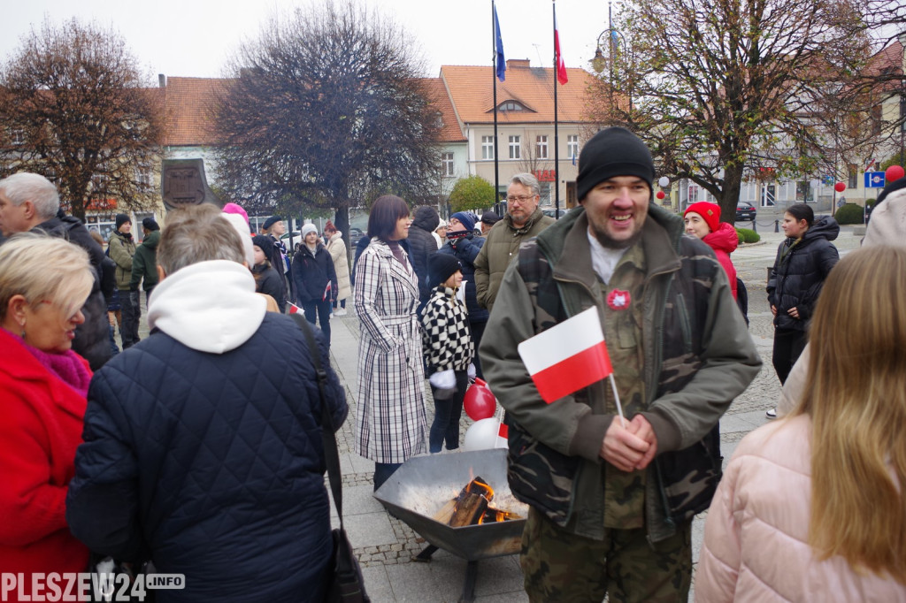 Wspólne śpiewanie Hymnu na Rynku w Pleszewie