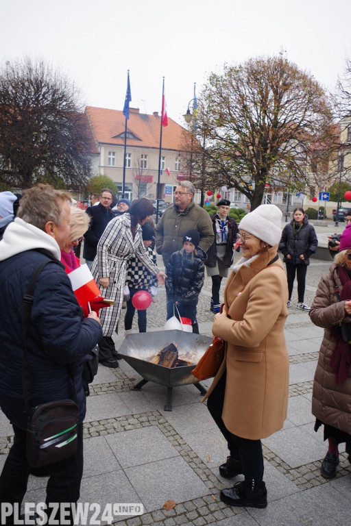 Wspólne śpiewanie Hymnu na Rynku w Pleszewie