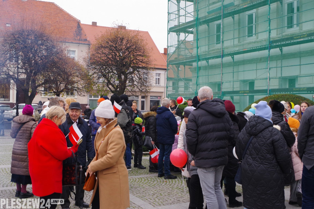 Wspólne śpiewanie Hymnu na Rynku w Pleszewie