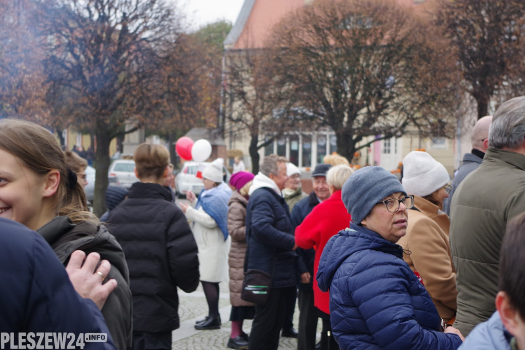 Wspólne śpiewanie Hymnu na Rynku w Pleszewie