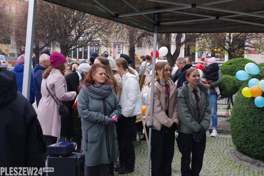 Wspólne śpiewanie Hymnu na Rynku w Pleszewie